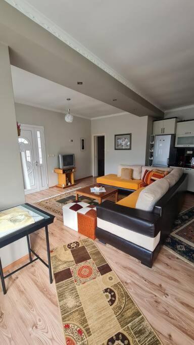 Your Home Away From Home! Gjirokastër Eksteriør bilde